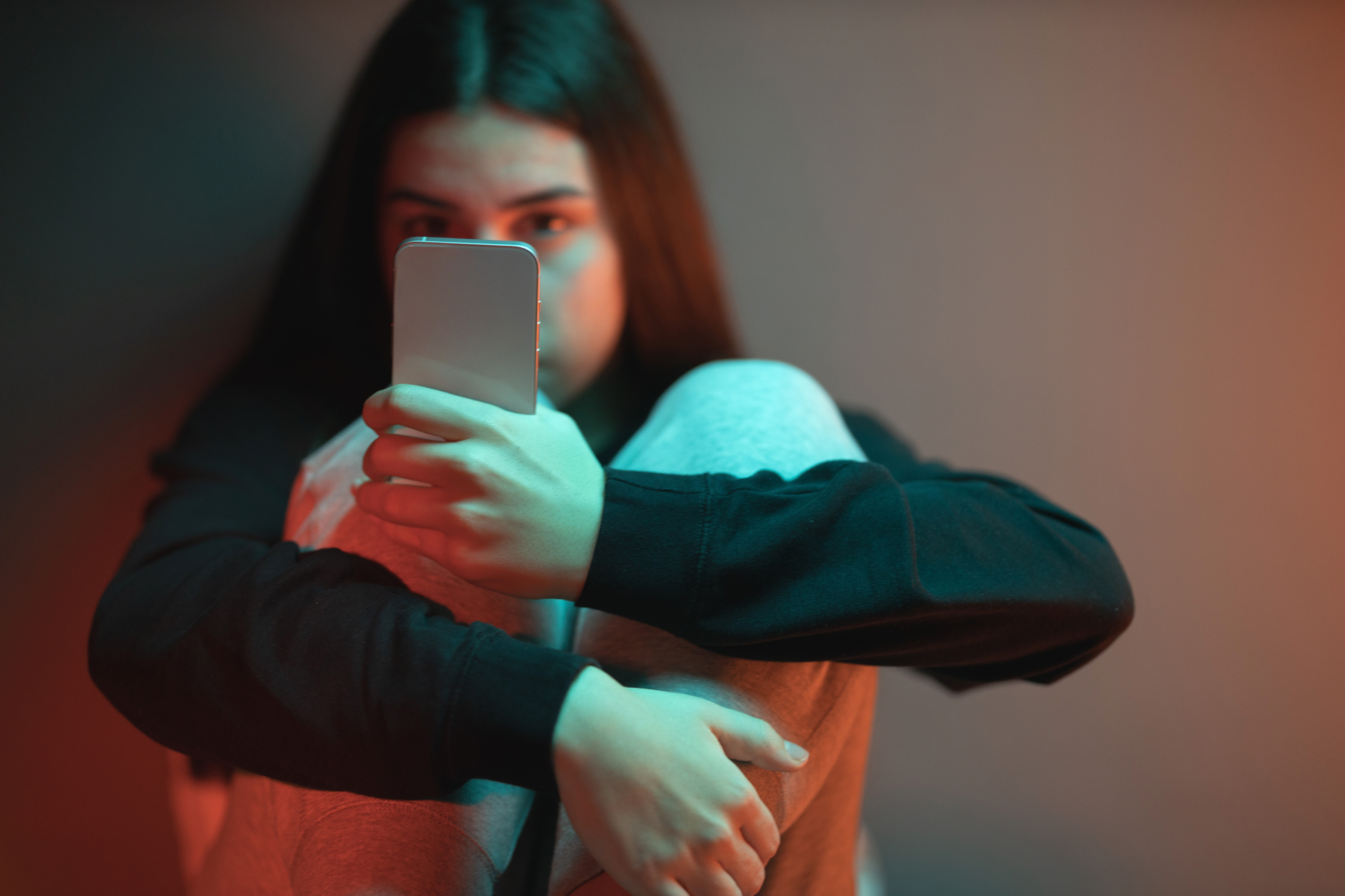 teenager sitting on the ground showing the effect of social media on teenagers