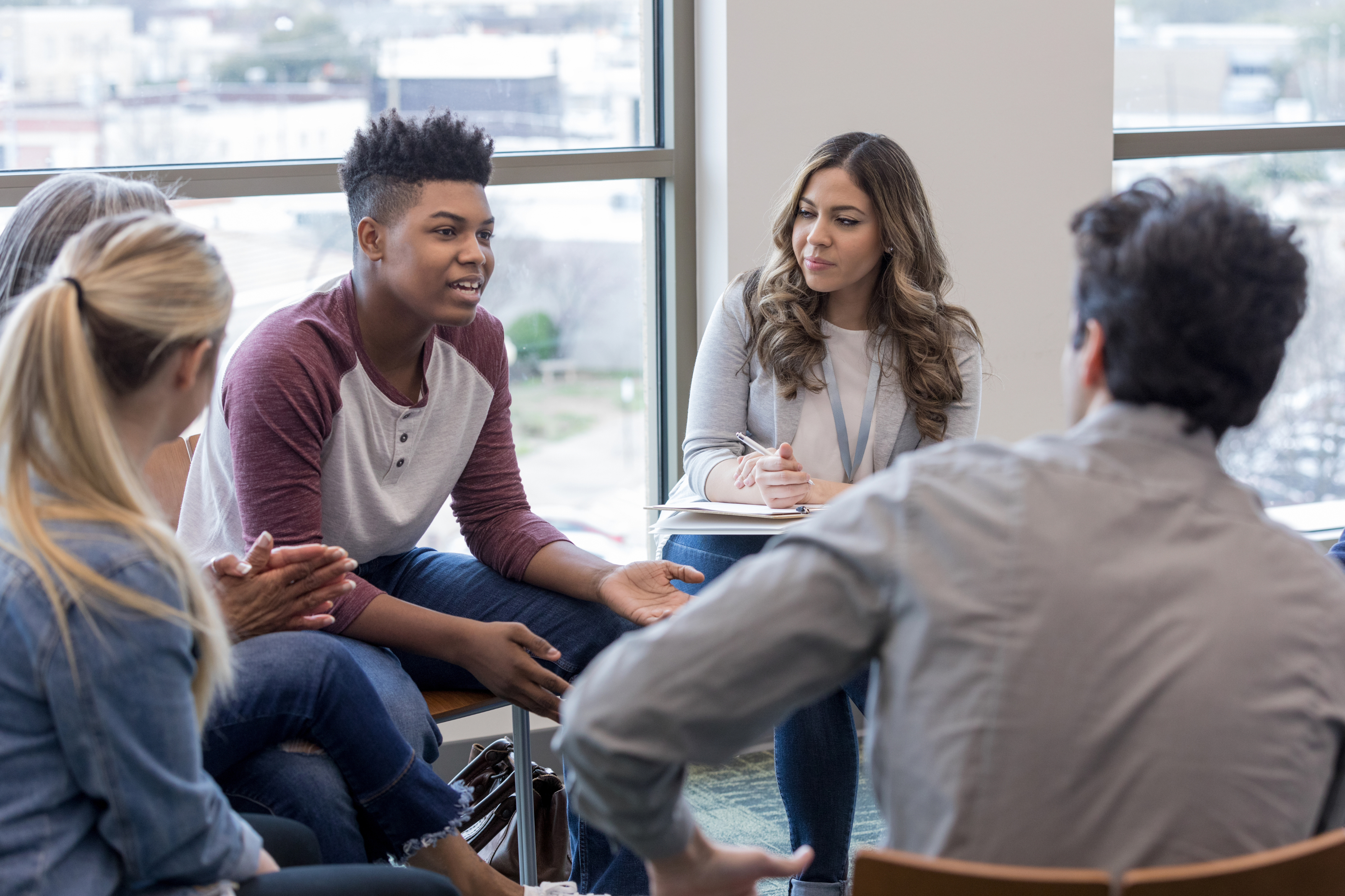 teenage patients discussing the effect of social media on teenagers